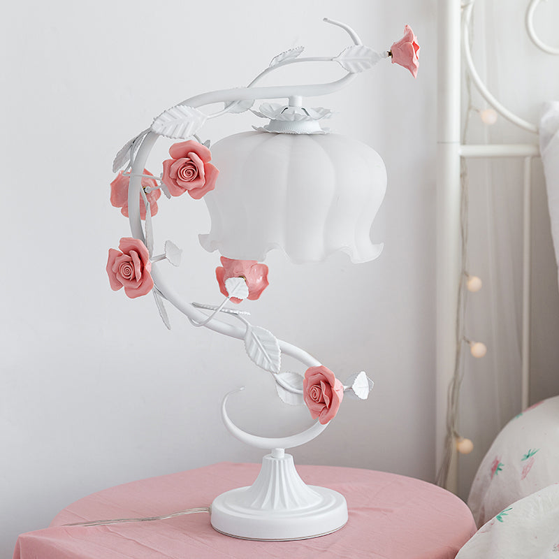 GlowPetal – Elegant natbordslampe med blomstret design og blødt, varmt lys