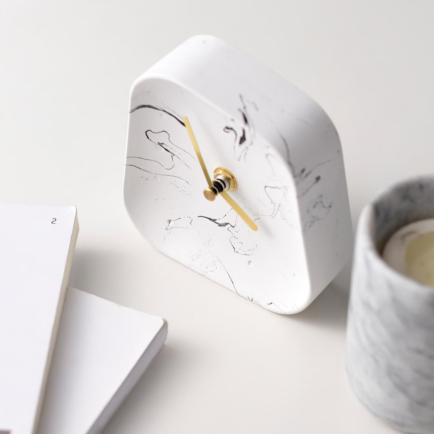 ChronaStone – Elegant rund skrivebordsklokke med minimalistisk design