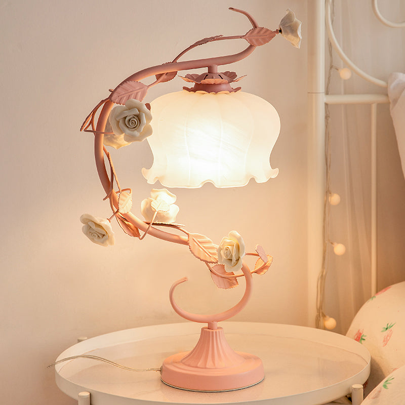 GlowPetal – Elegant natbordslampe med blomstret design og blødt, varmt lys