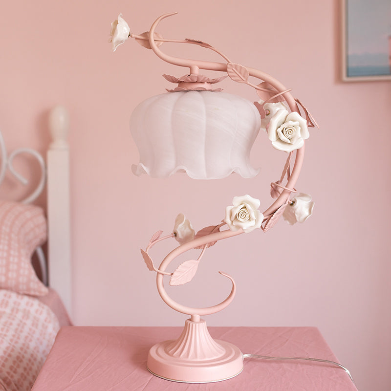 GlowPetal – Elegant natbordslampe med blomstret design og blødt, varmt lys