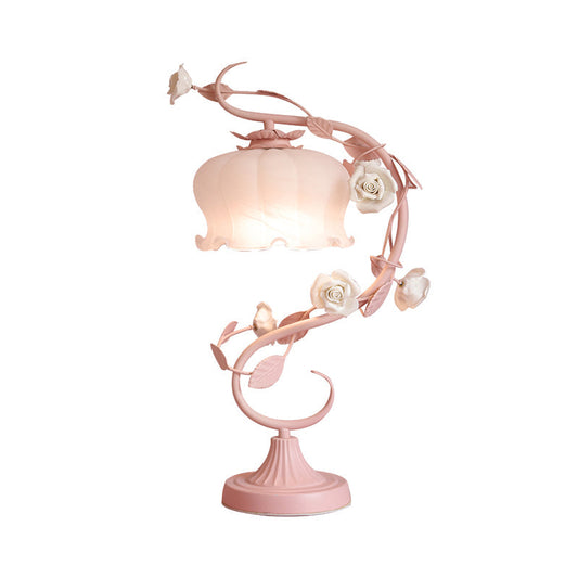 GlowPetal – Elegant natbordslampe med blomstret design og blødt, varmt lys