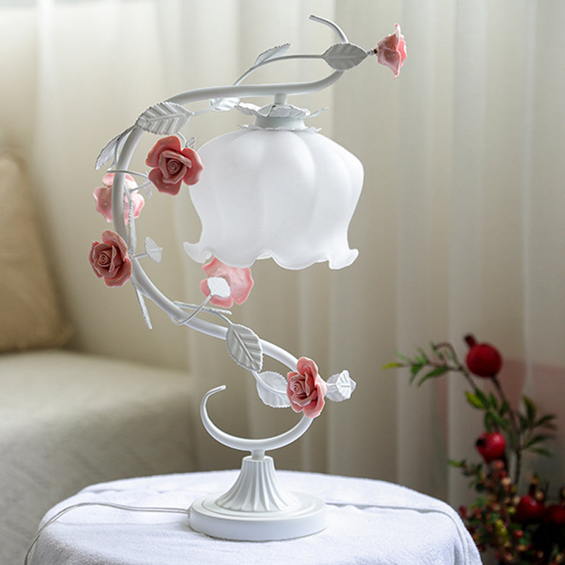 GlowPetal – Elegant natbordslampe med blomstret design og blødt, varmt lys