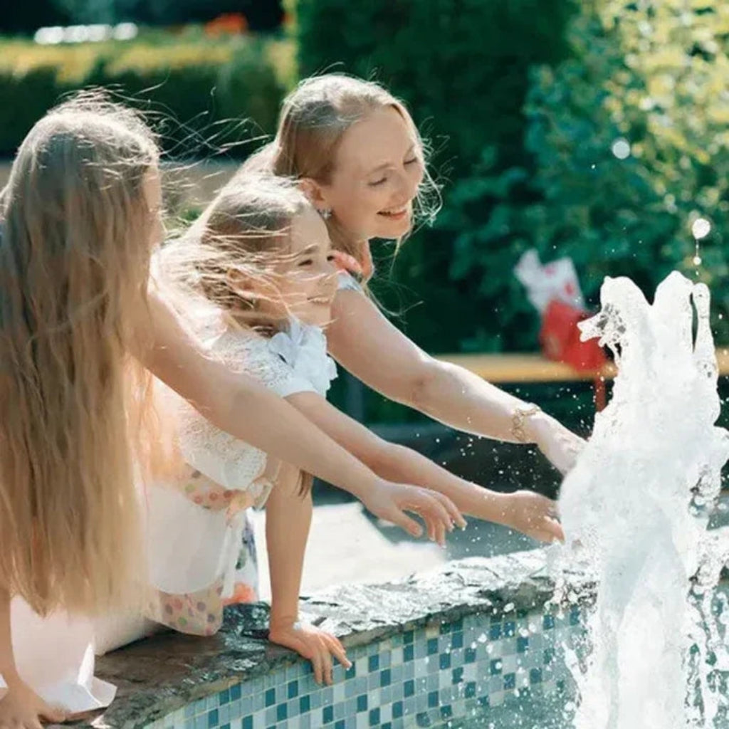 AquaFlow – Springvandspumpe med Tre Dyser og Justerbar Vandstrøm