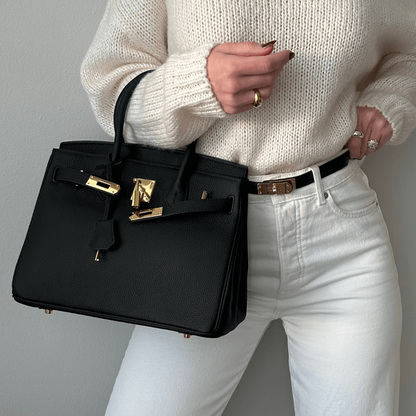 Marcellin – Struktureret håndtaske med elegant låsedetaljer og rummeligt interiør til daglig brug