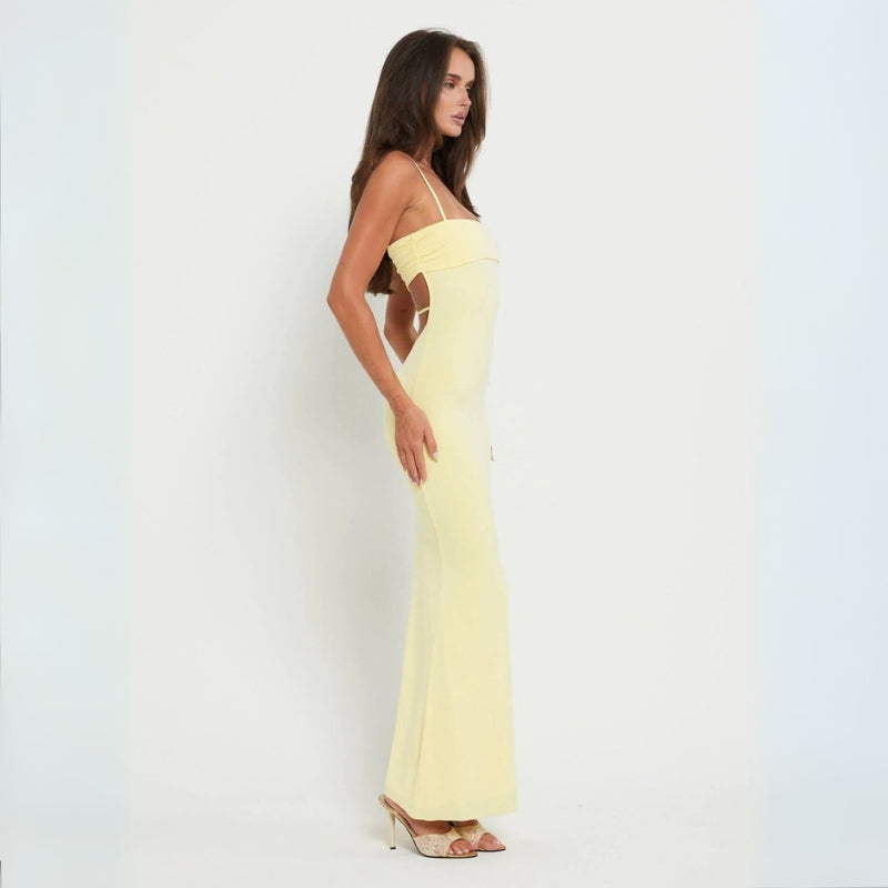 Aurelia – Figursyet Maxikjole med Spaghettistropper og Mønstret Blomster Ternet Design