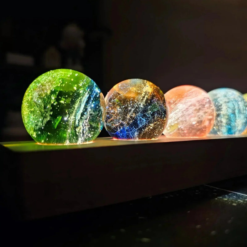 LumiOrb – Kugleformet lampe med hvirvlende lys til omgivende rumbelysning