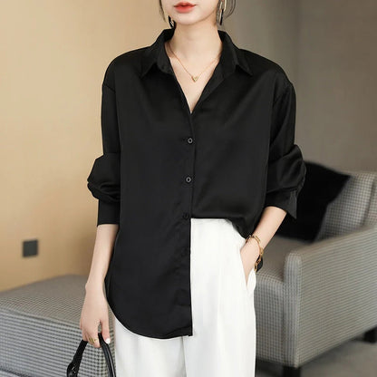 Ava – Elegant langærmet bluse med knaplukning foran