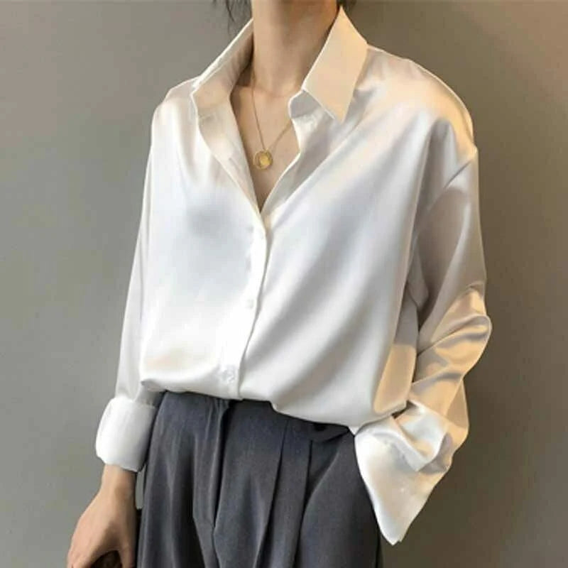 Ava – Elegant langærmet bluse med knaplukning foran