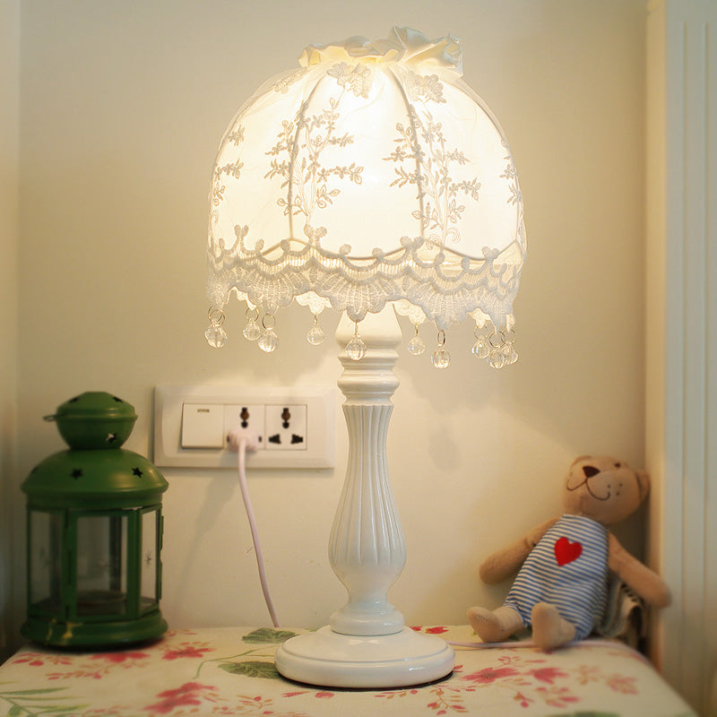 LaceDream – Vintage bordlampe med kuppelform og fine blondedetaljer i blødt lysdesign