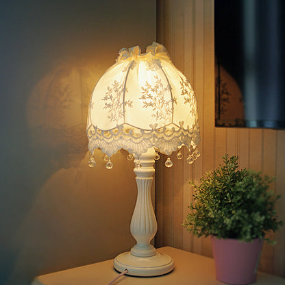 LaceDream – Vintage bordlampe med kuppelform og fine blondedetaljer i blødt lysdesign