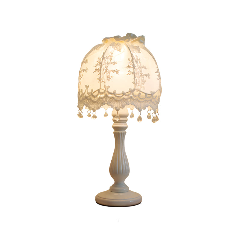 LaceDream – Vintage bordlampe med kuppelform og fine blondedetaljer i blødt lysdesign