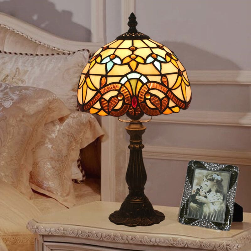 ArtisanGlow – Elegant Tiffany-lampe med farvet glas og klassiske blylinjer