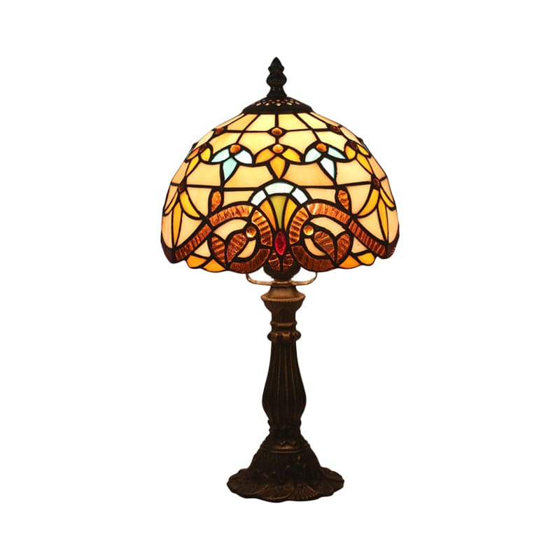 ArtisanGlow – Elegant Tiffany-lampe med farvet glas og klassiske blylinjer