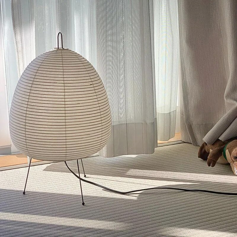 LundGlow – Elegant rundformet gulvlampe med minimalistisk hævede baseben