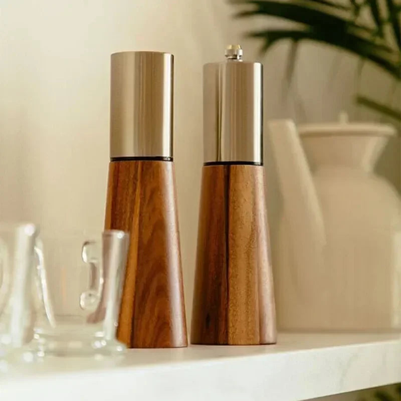PurePepper – Elegant manuel peberkværn med glat trædesign og stilfuld drejemekanisme