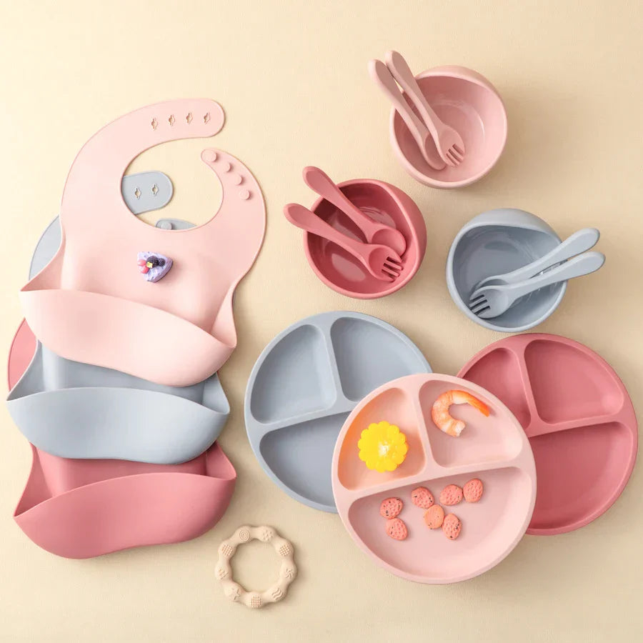 TinyTastes – Komplet 5-delt babyspisesæt med ergonomisk og roligt design