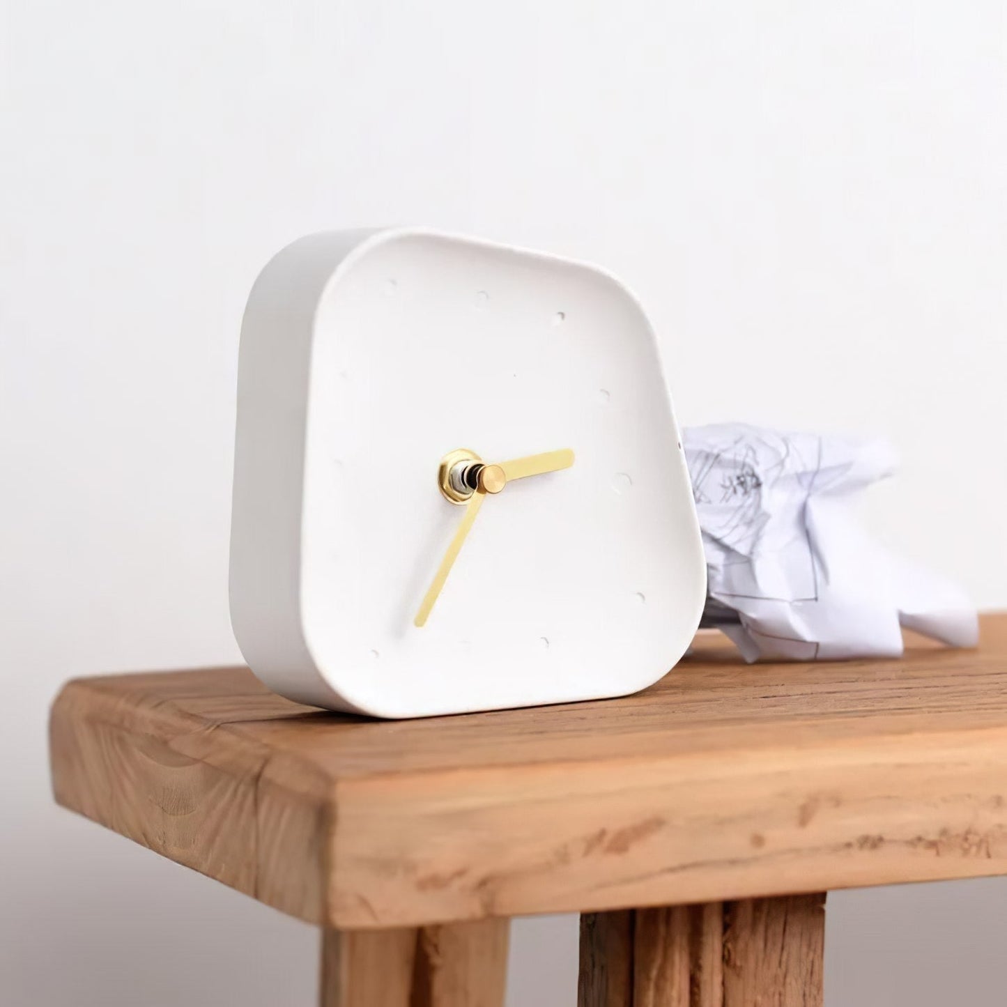 ChronaStone – Elegant rund skrivebordsklokke med minimalistisk design