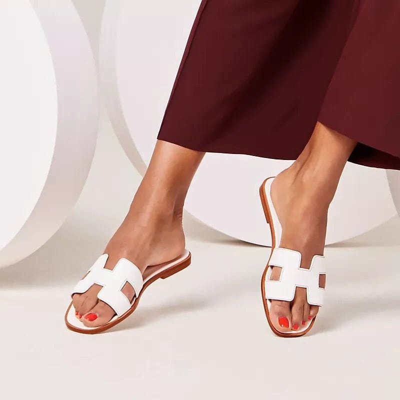 Clara – Flade Slip-On Sandaler med Udskæringsdetaljer