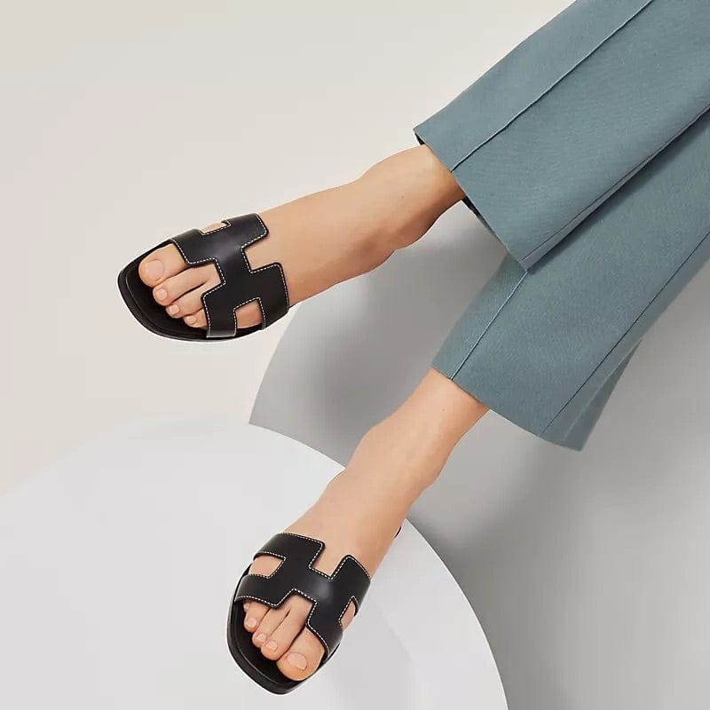 Clara – Flade Slip-On Sandaler med Udskæringsdetaljer
