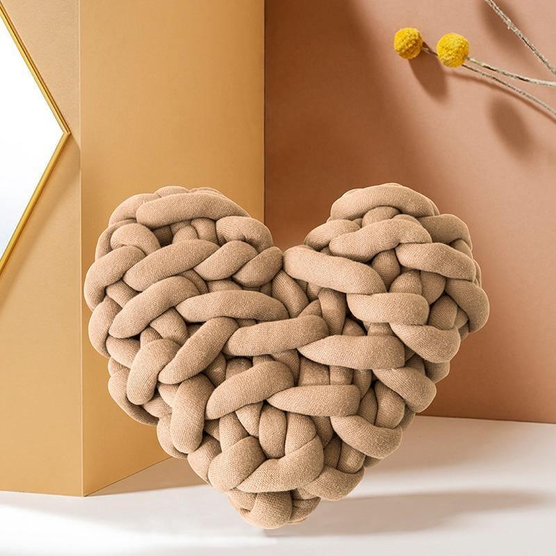 LoveTwist – Chunky hjerteformet pude med snoet strik og blød dekorativ struktur