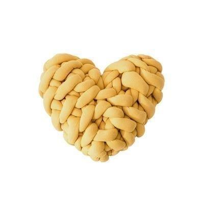 LoveTwist – Chunky hjerteformet pude med snoet strik og blød dekorativ struktur