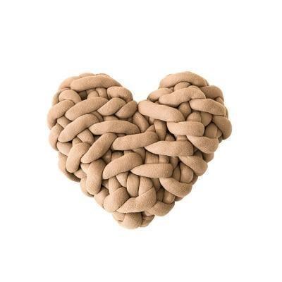 LoveTwist – Chunky hjerteformet pude med snoet strik og blød dekorativ struktur