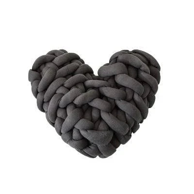 LoveTwist – Chunky hjerteformet pude med snoet strik og blød dekorativ struktur