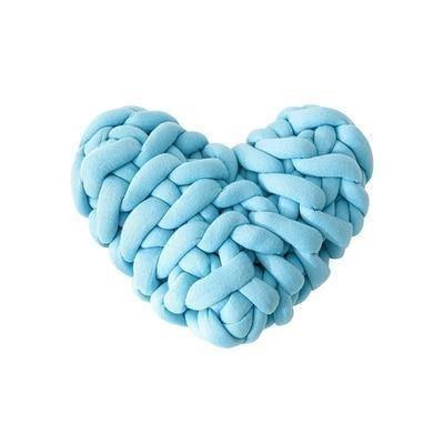 LoveTwist – Chunky hjerteformet pude med snoet strik og blød dekorativ struktur