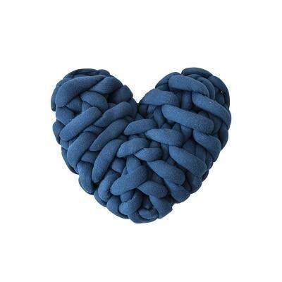 LoveTwist – Chunky hjerteformet pude med snoet strik og blød dekorativ struktur