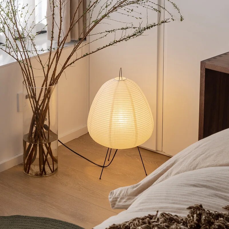 LundGlow – Elegant rundformet gulvlampe med minimalistisk hævede baseben