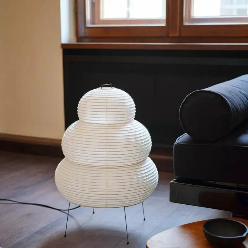SabiGlow – Kunstnerisk Wabi Sabi rispapir gulvlampe med justerbart stativ