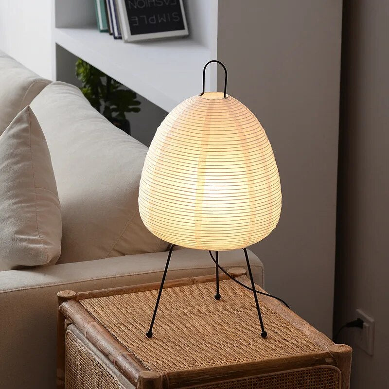 LundGlow – Elegant rundformet gulvlampe med minimalistisk hævede baseben